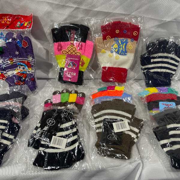 12 x Assorted Childrens Gloves