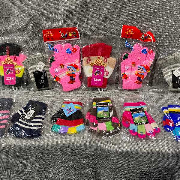 12 x Childrens Gloves<br><Br><b style="color: #03236a;">RRP $59.88</b>