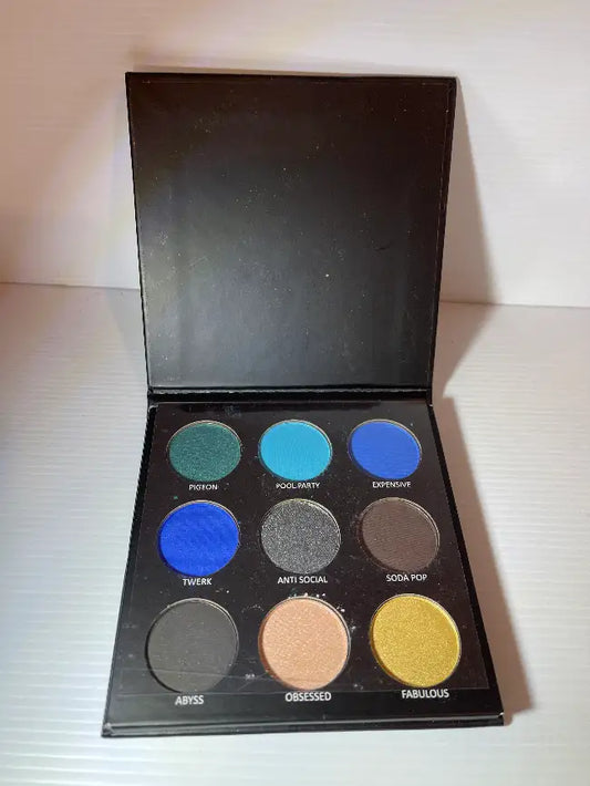 KISS #3 9 Colour Eye Shadow Pallette<br><b style="color: #03236a;">JBAU1316</b>